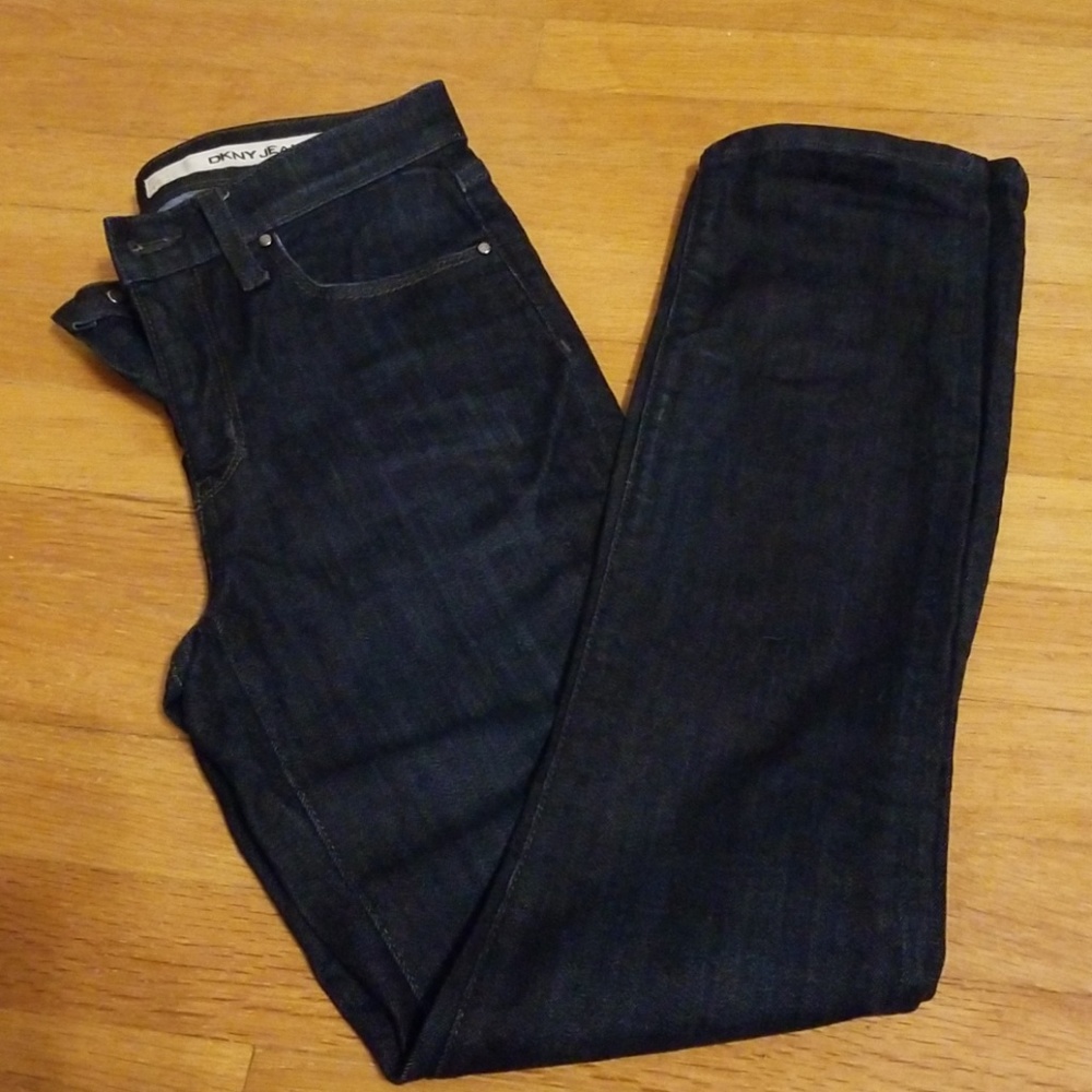 DKNY Size 02 dark wash straight leg jeans